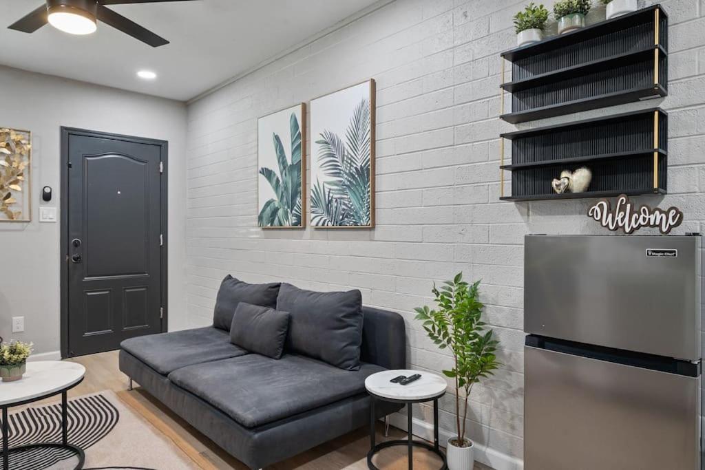 12 Minutes From Downtown - 1 Bedroom Apartment *