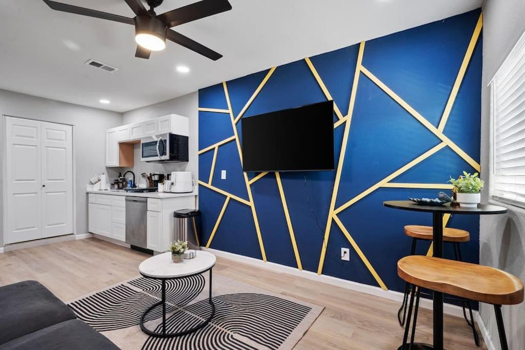 12 Minutes From Downtown - 1 Bedroom *