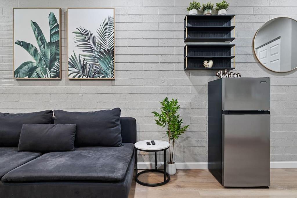 12 Minutes From Downtown - 1 Bedroom Apartment
